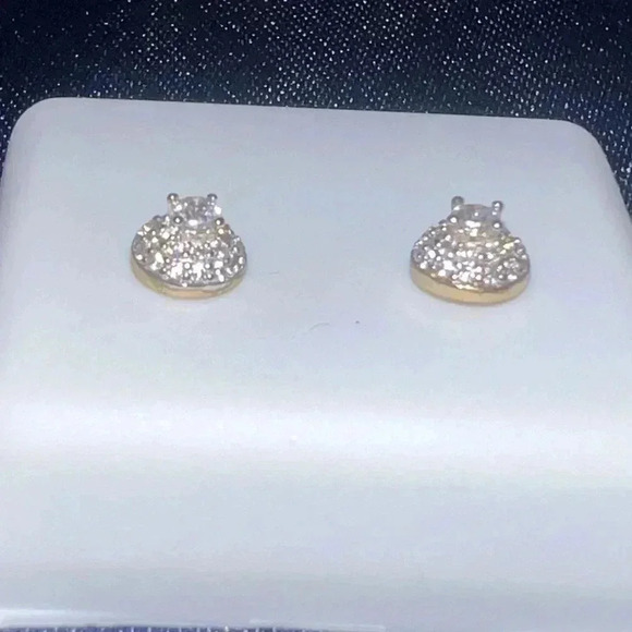 Woman’s Earrings - Picture 1 of 2